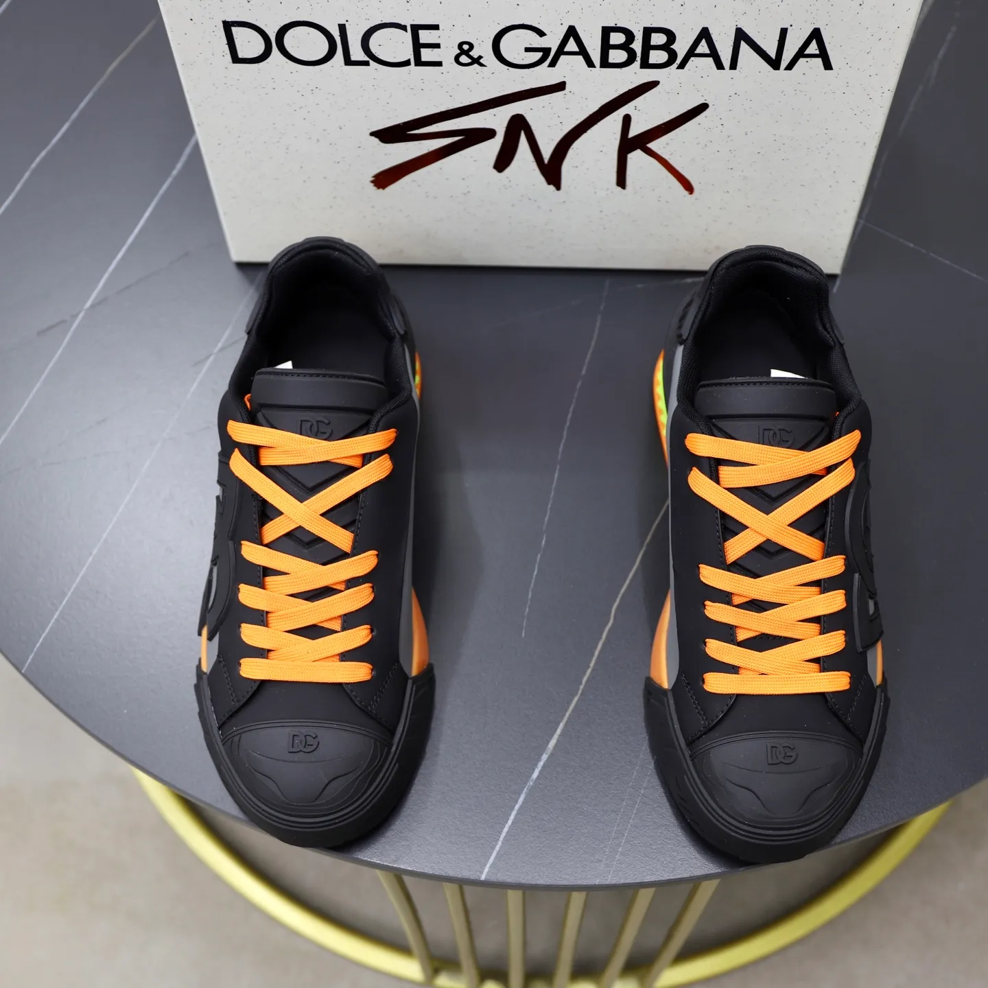 Ex-factory price: 600💰••New products••Dolce&Gabbana••DG✔️High-end men's sports•casual shoes. Original goods from top counters. Original imported multiple material splicing design ➕Original outsole.  Size: 38-44 (45, 46 customized)
